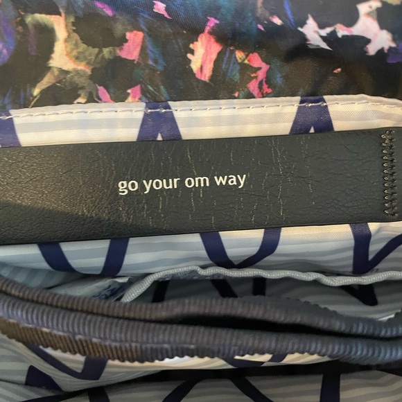 Lululemon Multi Compartments Front Flap Crossbody travel handbag - Picture 5 of 7